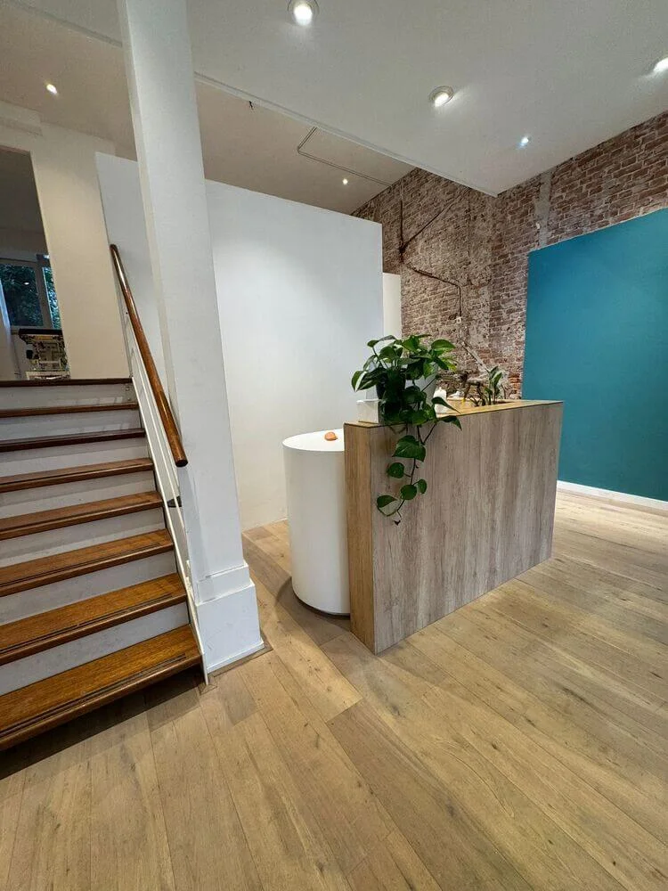 Behandeltafel en moderne praktijkruimte van Embody Chiropractie Rotterdam aan de Nieuwe Binnenweg